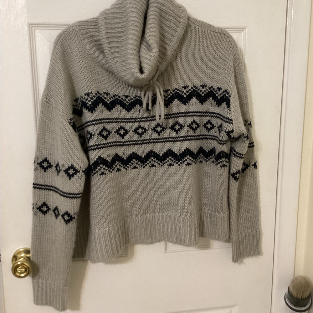 🛍️ moon & madison Gray and Black Patterned Turtleneck Sweater